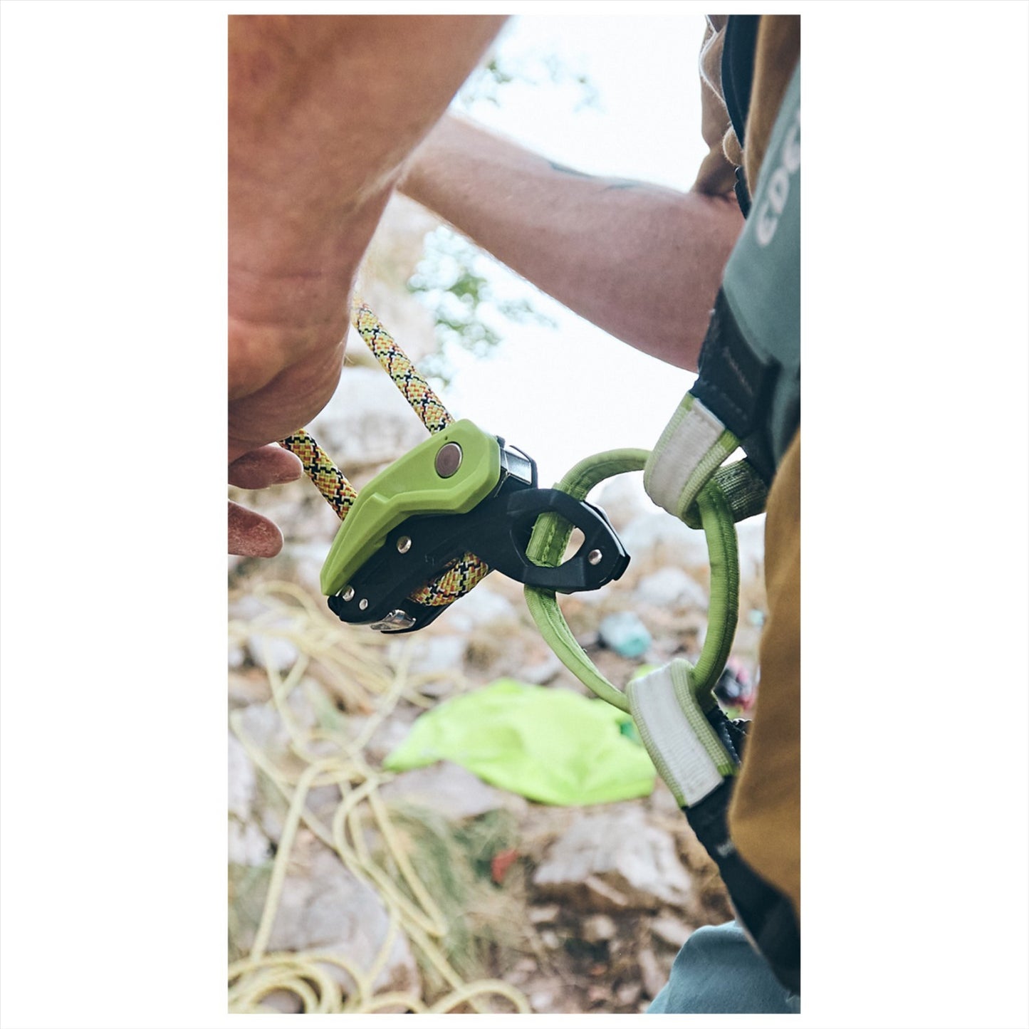 Edelrid PINCH savaime stabdantis saugos įrenginys žalias, naudojamas sportiniam ir tradiciniam laipiojimui.
