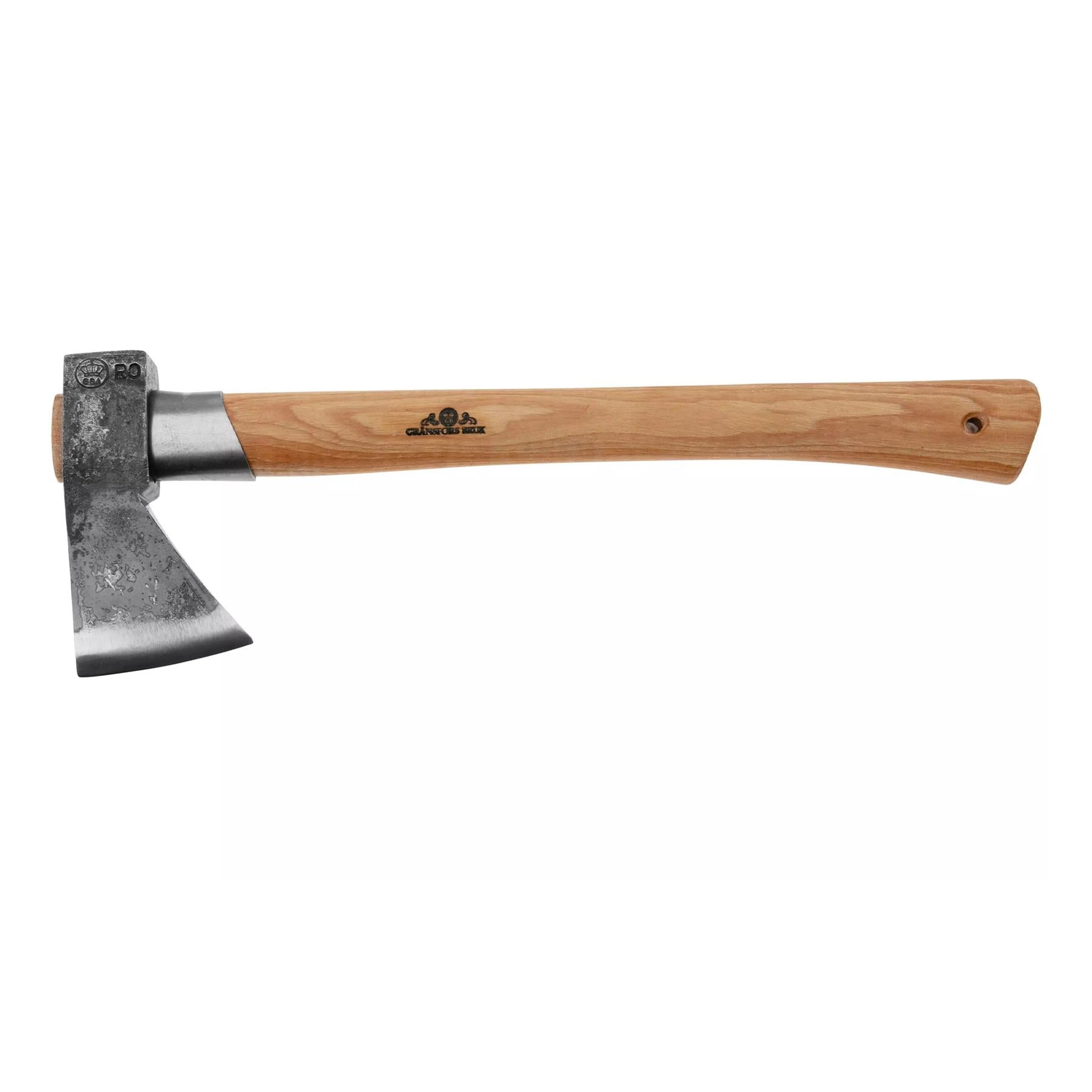 Gransfors Outdoor Axe 425 išgyvenimo kirvis iš anglies plieno su hikorio rankena patvariam malkų skaldymui.