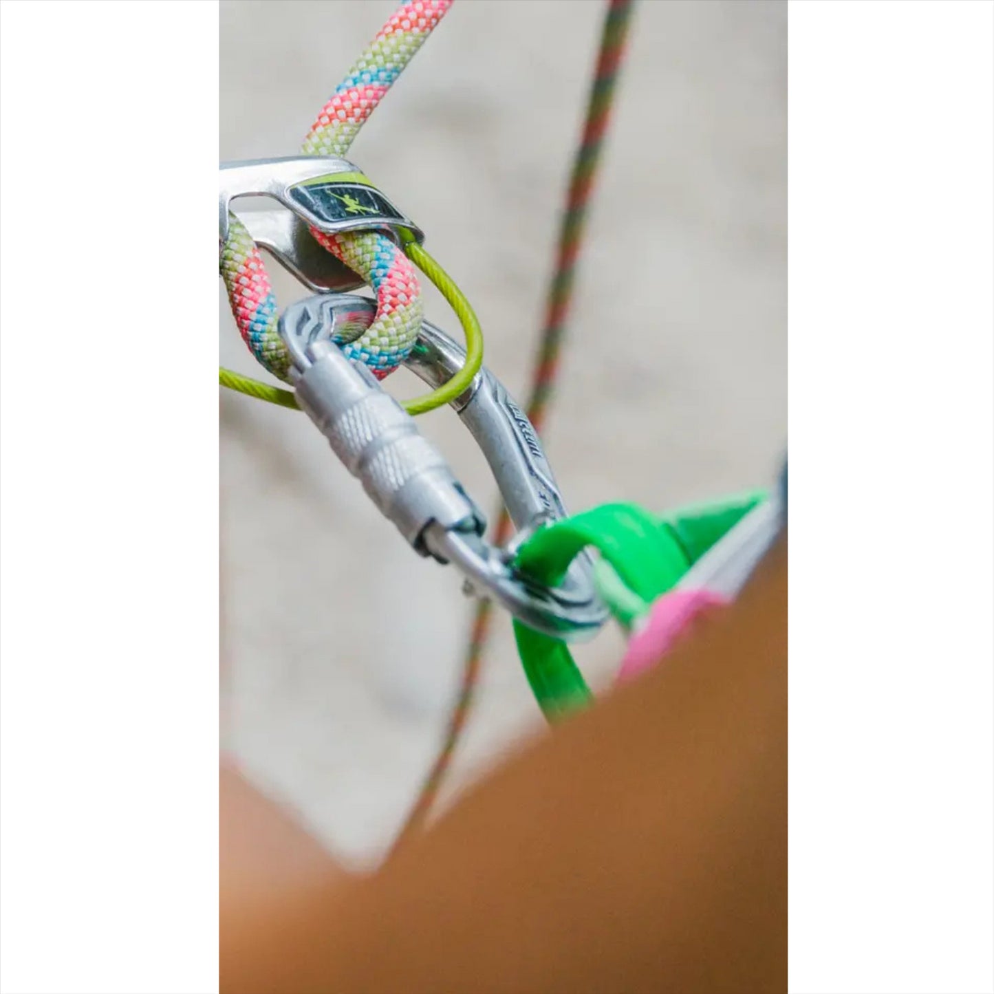 Edelrid HMS Bulletproof Triple FG Eco karabinas su triguba spyna ir plieniniu įdėklu saugiam laipiojimui.