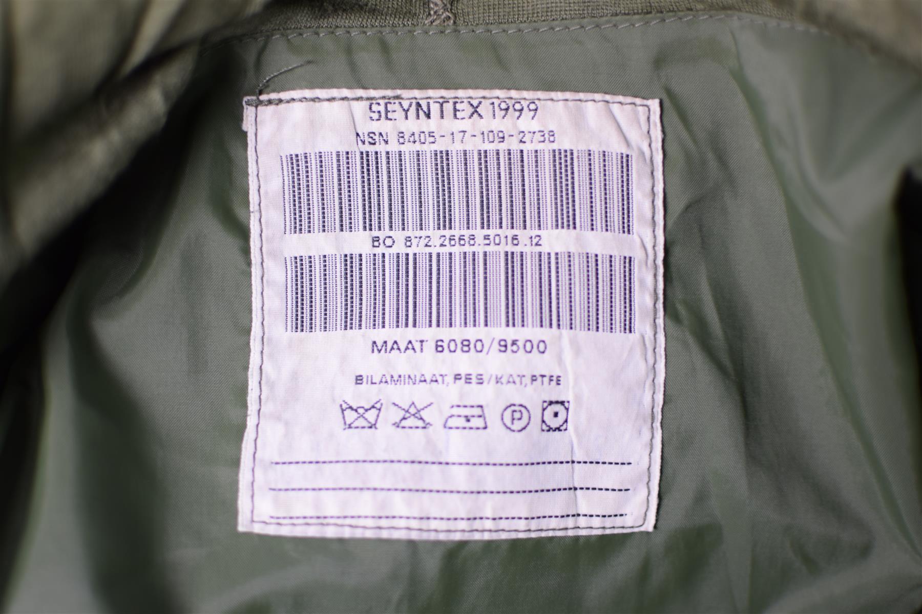 Nyderlandų kariuomenės GoreTex parka neperšlampamas švarkas DPM marginimo etiketė su skalbimo instrukcijomis.