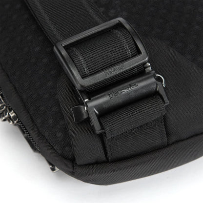 Pacsafe Vibe 150 krepšelis per petį su užrakinamais užtrauktukais ir vandeniui atsparia danga.