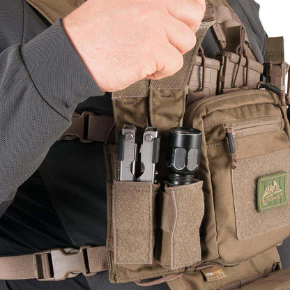 Helikon-Tex taktinių treniruočių ir šaudybos liemenė su MOLLE kišenėmis ir reguliuojama H formos petneša.