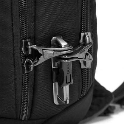 Pacsafe V Tech 10L krepšys per petį vandeniui atsparus su RFID apsauga užrakinamais užtrauktukais.