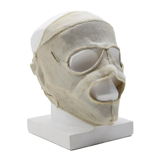 The face mask of the Dutch army is fire resistant in white